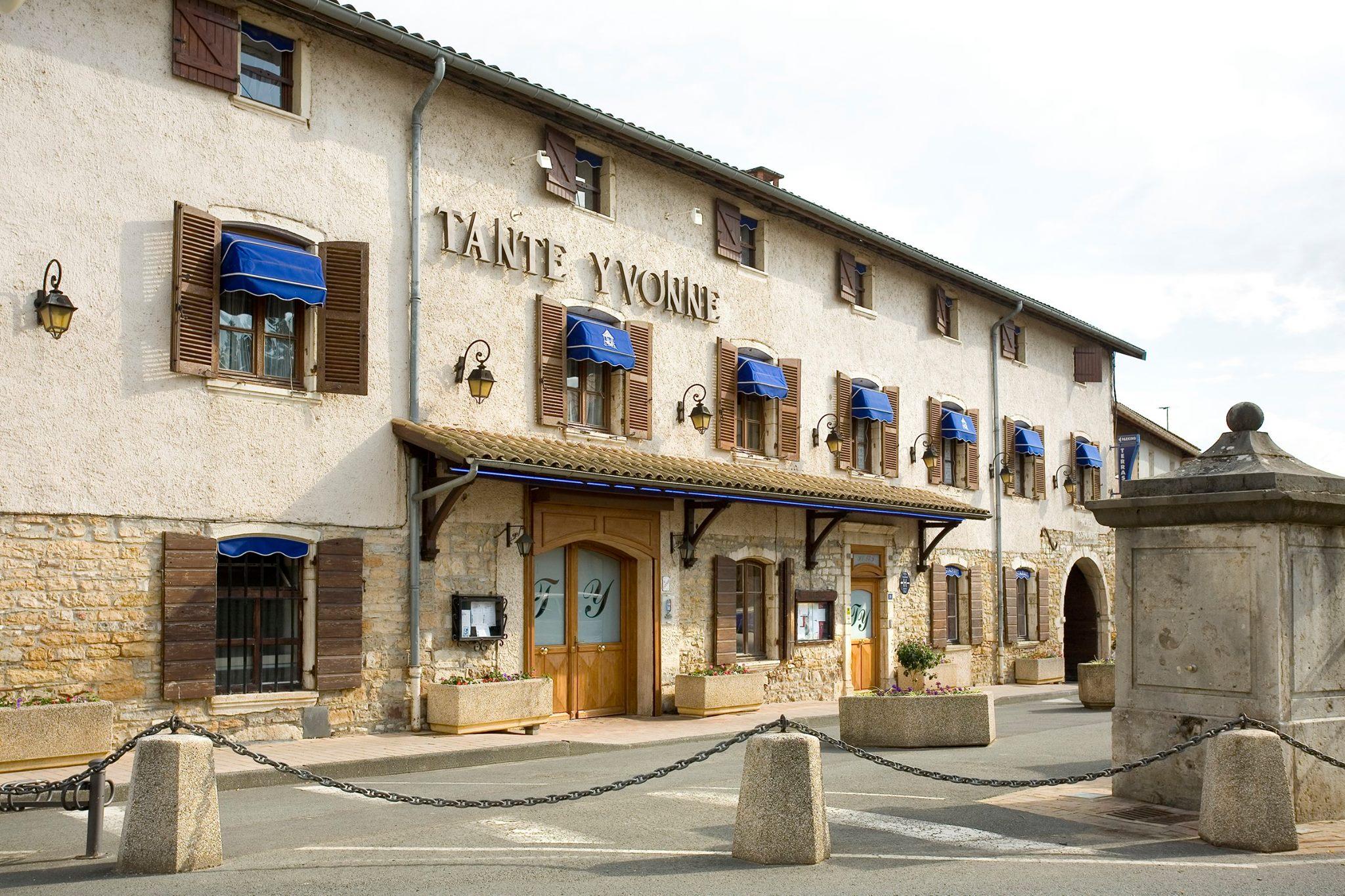 Logis Hotel Tante Yvonne & Son Restaurant Semi-Gastronomique - Lyon Nord Quincieux Exterior photo