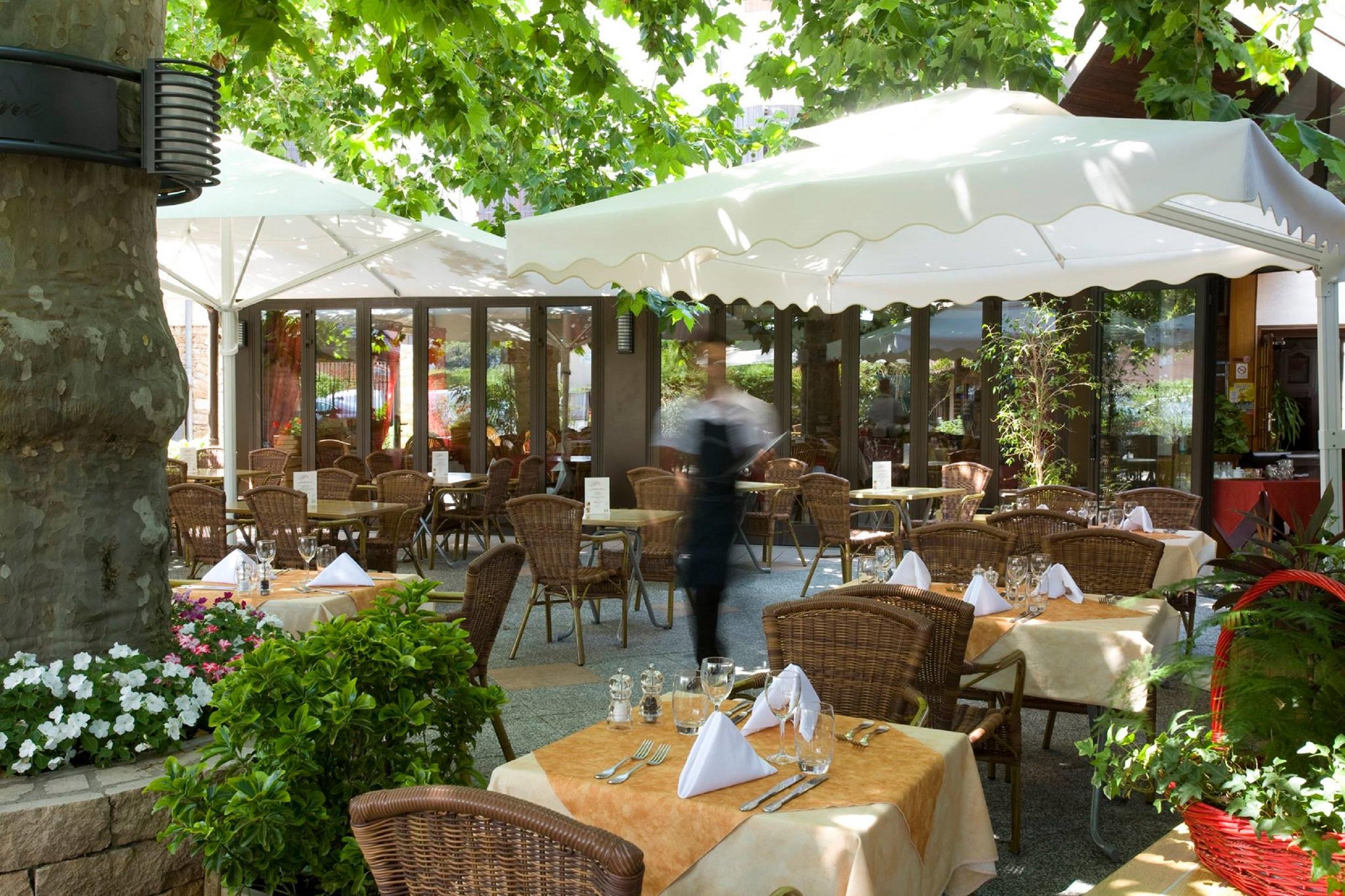 Logis Hotel Tante Yvonne & Son Restaurant Semi-Gastronomique - Lyon Nord Quincieux Exterior photo