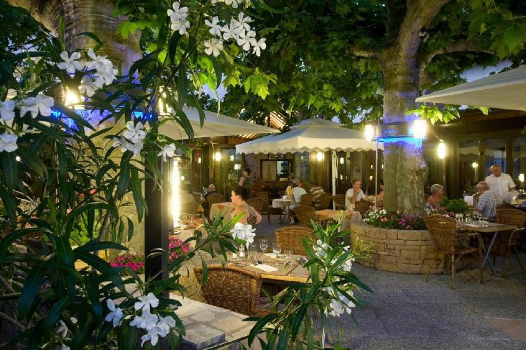 Logis Hotel Tante Yvonne & Son Restaurant Semi-Gastronomique - Lyon Nord Quincieux Exterior photo