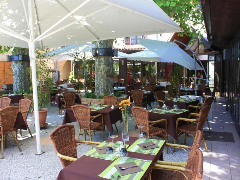 Logis Hotel Tante Yvonne & Son Restaurant Semi-Gastronomique - Lyon Nord Quincieux Exterior photo